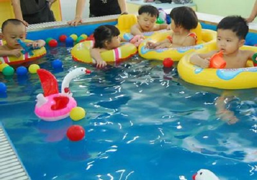 开心小鱼婴儿游泳馆